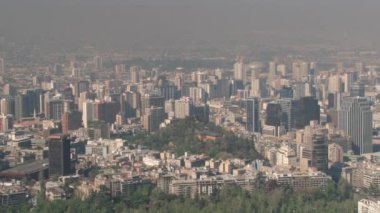 Santiago, Şili'deki San Cristobal Tepesi'nden Santiago şehir görüntülemek.