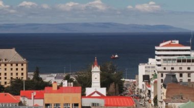Punta Arenas, Şili'deki Magellan Boğazı karşısında Punta Arenas şehri ve Tierra del Fuego görüntülemek.