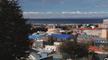 Punta Arenas, Şili'deki Magellan Boğazı karşısında Punta Arenas şehri ve Tierra del Fuego görüntülemek.