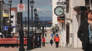İnsanlar şehrin Punta Arenas, Şili sokak yürüyüş.