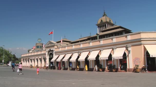 Menschen gehen vor dem Gebäude des zentralen Marktes in Santago, Chile. — Stockvideo