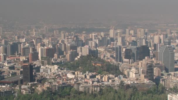 查看到 Santiago 城市从在 Santiago，智利圣克里斯托瓦尔山. — 图库视频影像