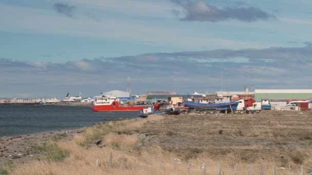 Pohled na moře přístavu Punta Arenas a Magellan průliv v Punta Arenas, Chile. — Stock video