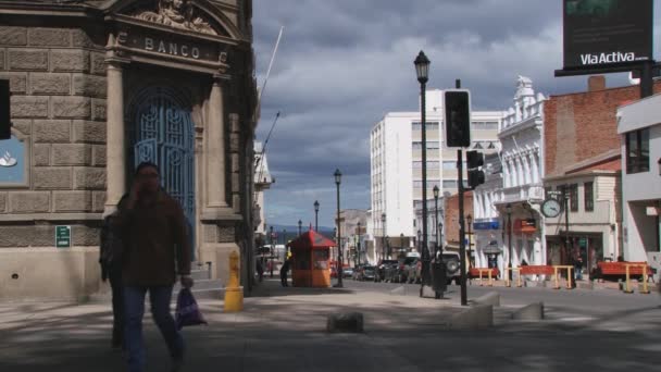 Mensen lopen door de straat van de stad van Punta Arenas, Chili. — Stockvideo