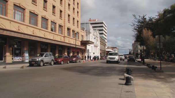 Mașinile trec pe lângă strada orașului Punta Arenas, Chile . — Videoclip de stoc