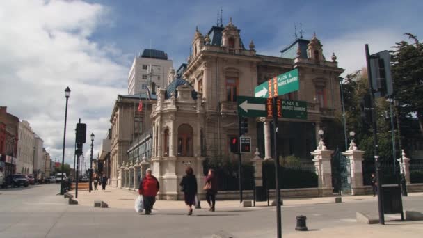 Люди ходят по улице города Пунта-Аренас, Чили . — стоковое видео
