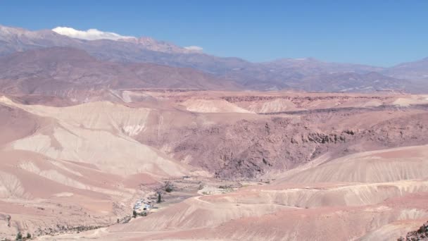 Vue sur les montagnes et la vallée à 3500 mètres d'altitude près de la ville de Putre, Chili . — Video