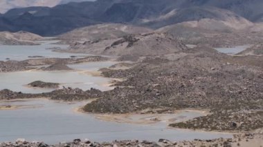 Lauca Millî Parkı, Şili dağ ve göl manzara görüntülemek.