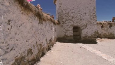 Dış Lauca Millî Parkı, Şili'deki Parinacota köyün güzel 17. yüzyıl Kilisesi. Parinacota Köyü deniz lavel 4400 m bulunmaktadır.
