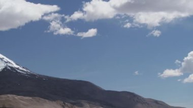 Mavi gökyüzü ve bulutlar Lauca Millî Parkı, Şili ile karlı Parinacota volkan görünümüne tesisi.