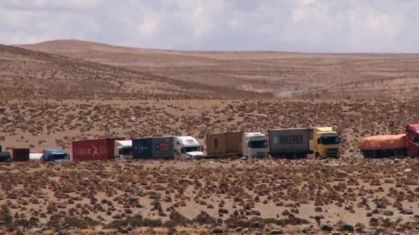Camiones hacen cola para cruzar la frontera Bolivia-Chile en Putre Chile . — Vídeos de Stock