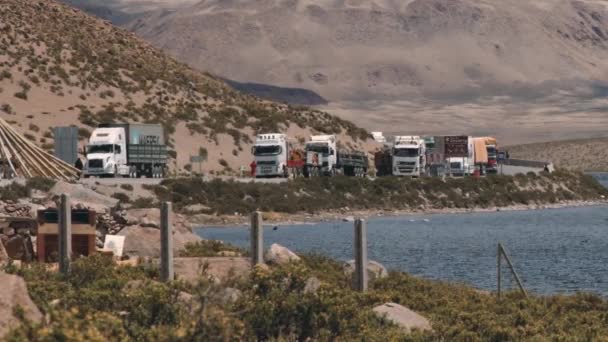 Camiones hacen cola para cruzar la frontera Bolivia-Chile en Putre Chile . — Vídeos de Stock