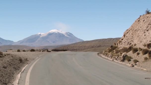 Minibuss parkerade på viewpoint av Lauca National Park i Putre, Chile. — Stockvideo