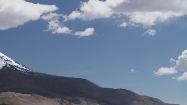 Θέα προς το ηφαίστειο Parinacota χιονισμένες πλαγιές με το γαλάζιο του ουρανού και τα σύννεφα στο εθνικό πάρκο Lauca, Χιλή. — Αρχείο Βίντεο