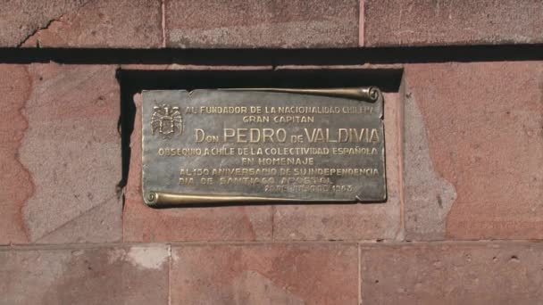 Exterior do monumento ao I Governador Real do Chile e fundador da cidade de Santiago Dom Pedro de Valdivia na Plaza de Armas em Santiago, Chile . — Vídeo de Stock