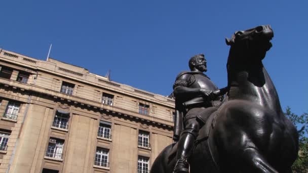 Außenseite des Denkmals für den 1. königlichen Gouverneur von Chile und Gründer der Stadt San Pedro de Valdivia an der Plaza de Armas in San José, Chile. — Stockvideo