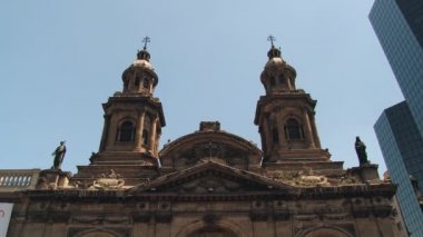 Santiago Metropolitan Katedrali Santiago, Şili'deki önünde insanlar yürümek.