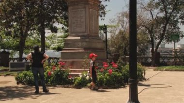 İnsanlar Şili 1 Kraliyet valisi ve Santiago şehir Don Pedro de Valdivia Santa Lucia Hill Santiago, Şili'nin kurucusu Anıtı önünde stand.