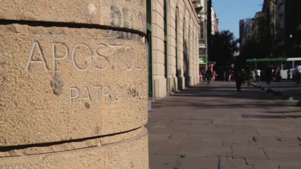 Exterior da base da estátua de São Patrono da cidade de Santiago, Chile . — Vídeo de Stock