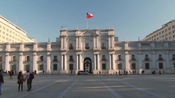 Utsidan av La Moneda presidentpalatset i Santiago, Chile. — Stockvideo