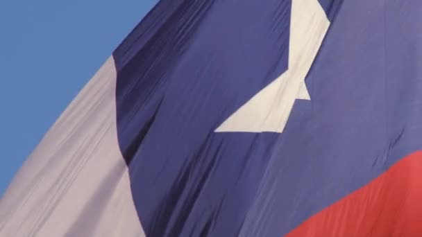 Státní vlajka Chile vln na větru s modrou oblohou v Santiago, Chile. — Stock video