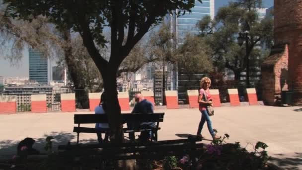 Touristen erkunden den Aussichtspunkt auf dem Hügel Santa Lucia in Santago, Chile. — Stockvideo