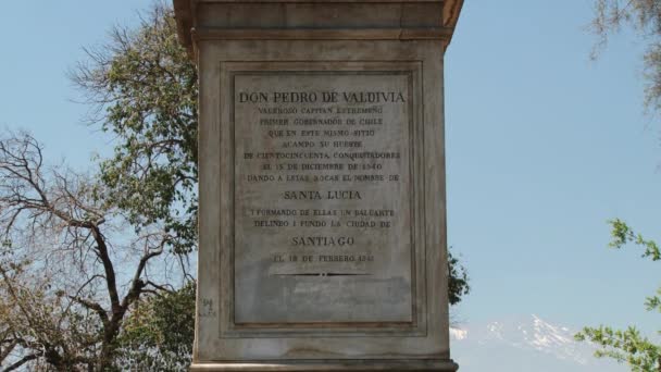 外部的纪念碑 1 皇家总督的智利和创始人 Santiago 市唐 Pedro 瓦尔迪维亚在 Santiago，智利圣露西亚山. — 图库视频影像