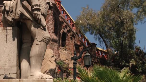 Exterior del monumento al Primer Gobernador Real de Chile y fundador de la ciudad de Santiago Don Pedro de Valdivia en la colina de Santa Lucía en Santiago, Chile . — Vídeo de stock