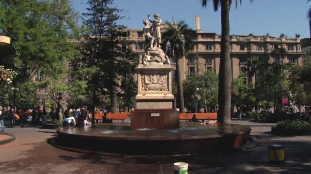 As pessoas caminham pela Plaza de Armas em Santiago, Chile . — Vídeo de Stock