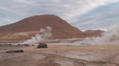 El Tatio geysers güneş doğarken ünlü El Tatio Şofben Vadisi, Şili Buhar..
