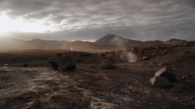El Tatio geysers güneş doğarken ünlü El Tatio Şofben Vadisi, Şili Buhar..