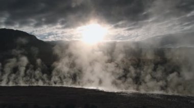 Termal su El Tatio Şofben Valley, Şili sıcak Buhar üretir.