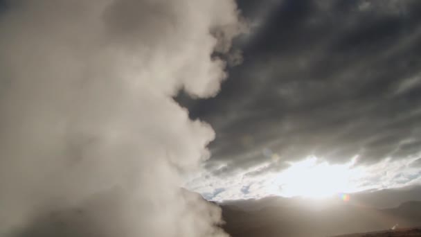 El Tatio 间歇泉蒸汽在日出时在著名的 El Tatio 间歇泉谷，智利. — 图库视频影像