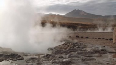 El Tatio geysers güneş doğarken ünlü El Tatio Şofben Vadisi, Şili Buhar..