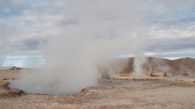 Turistler El Tatio Şofben Vadisi, Şili keşfetmek.