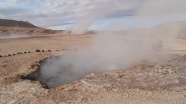 El Tatio geysers güneş doğarken ünlü El Tatio Şofben Vadisi, Şili Buhar..