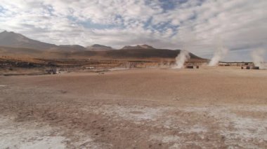 El Tatio geysers güneş doğarken ünlü El Tatio Şofben Vadisi, Şili Buhar..