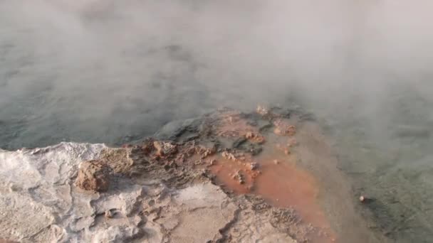 La source d'eau thermale produit de la vapeur chaude dans la vallée du geyser El Tatio, au Chili .