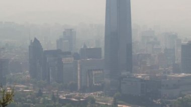 Santiago, Şili'deki San Cristobal Tepesi'nden Santiago şehir görüntülemek.