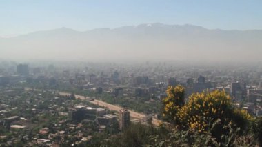 Santiago, Şili'deki San Cristobal Tepesi'nden Santiago şehir görüntülemek.