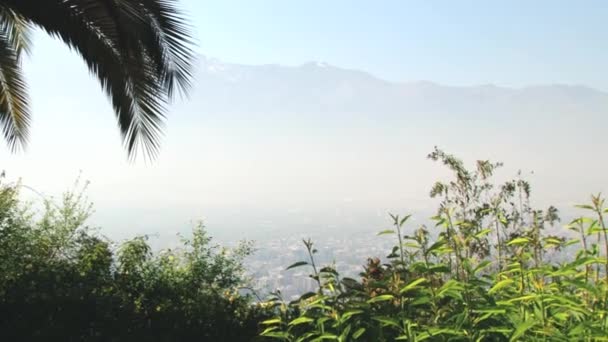 Vista para a cidade de Santiago a partir da colina de San Cristobal em Santiago, Chile . — Vídeo de Stock