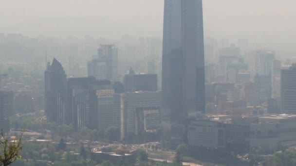 Vista para a cidade de Santiago a partir da colina de San Cristobal em Santiago, Chile . — Vídeo de Stock