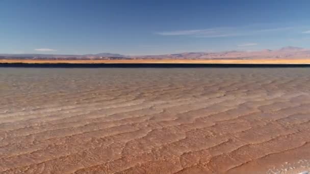 Vågor på den salt sjön Laguna Cejar i San Pedro de Atacama, Chile. — Stockvideo