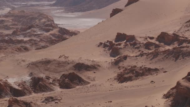 Vista a las formaciones únicas de arcilla y sal del valle de la Luna en San Pedro de Atacama, Chile . — Vídeo de stock