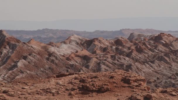 Vista a las formaciones únicas de arcilla y sal del valle de la Luna en San Pedro de Atacama, Chile . — Vídeo de stock