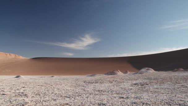 Pohled na unikátní hliněné a solné formace Moon Valley v San Pedro de Atacama, Chile. — Stock video