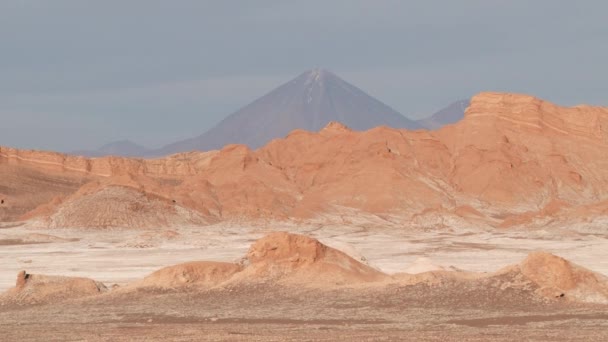 Θέα στη μοναδική άργιλος και αλάτι σχηματισμοί στην κοιλάδα της Σελήνης στο San Pedro de Atacama, Χιλή. — Αρχείο Βίντεο