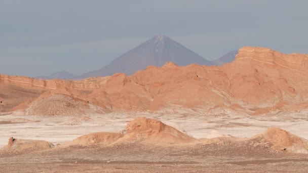 Vue sur les formations uniques d'argile et de sel de la vallée de la Lune à San Pedro de Atacama, Chili . — Video