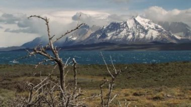 Göle Torres del Paine Milli Parkı'nda, Patagonia, Şili görüntülemek.