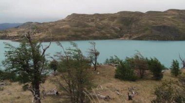 Göle Torres del Paine Milli Parkı'nda, Patagonia, Şili görüntülemek.